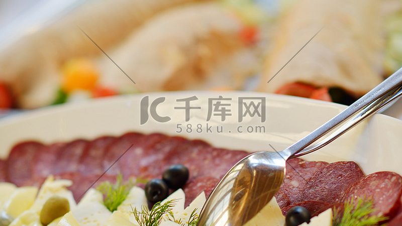 休闲食品与烘焙食品：一场舌尖上的分类较量